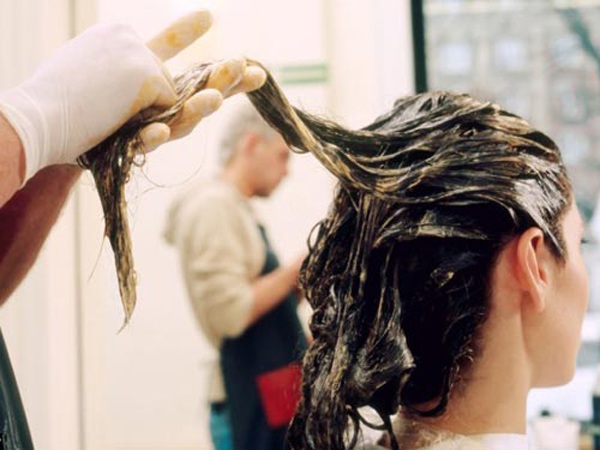 Nguy cơ của thuốc nhuộm tóc: Bạn có biết rằng việc sử dụng thuốc nhuộm tóc không đúng cách có thể gây hại cho mái tóc và sức khỏe của bạn? Hãy xem hình ảnh liên quan để tìm hiểu cách nhuộm tóc đúng cách và tránh nguy cơ đe dọa sức khỏe.