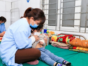 Xông lá phòng COVID-19, mẹ và 2 con nhỏ phải nhập viện vì bỏng nặng