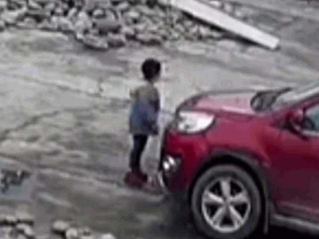 Nghịch dại dùng bật lửa đốt xe, bé trai khiến ô tô bị thiêu trụi