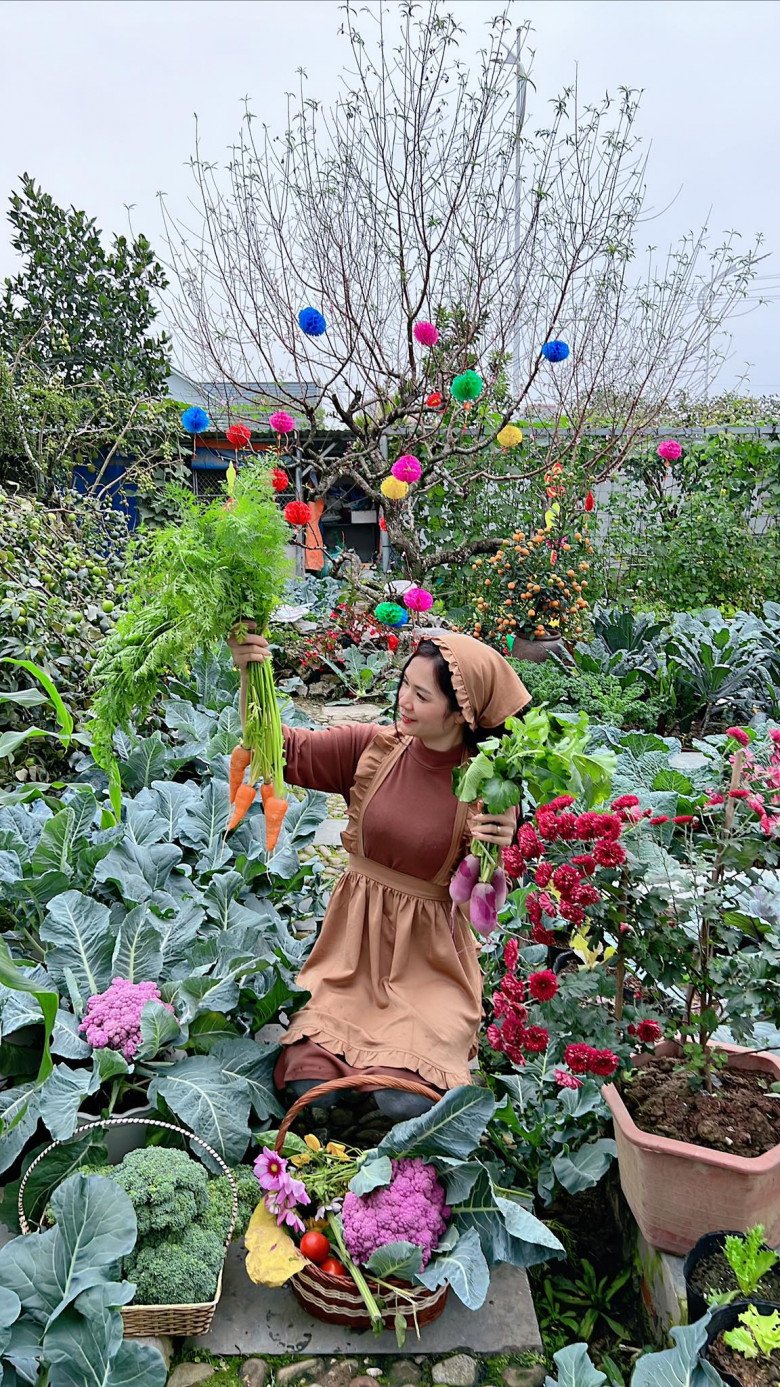 Mẹ bốn con Quảng Ninh làm vườn rộng 300m2, cắm hoa bằng rau củ độc lạ, đẹp như hoa tươi - 5