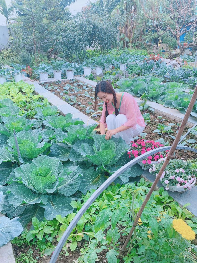 Mẹ bốn con Quảng Ninh làm vườn rộng 300m2, cắm hoa bằng rau củ độc lạ, đẹp như hoa tươi - 4