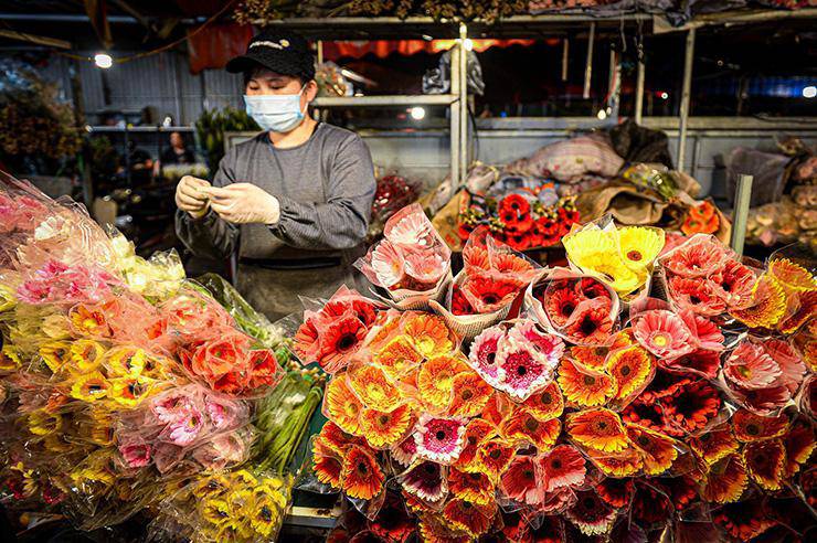 Cảnh tượng lạ tại chợ hoa lớn nhất Hà Nội những ngày giáp lễ 8/3 Cảnh Tượng Lạ Tại Chợ Hoa Lớn Nhất Hà Nội Những Ngày Giáp Lễ 8/3