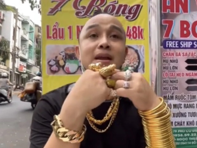 Đại gia bóng Sài Gòn đeo 50 cây vàng trên người, CĐM lập tức nghĩ đến giá vàng lên đỉnh