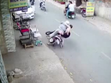  Clip: Chủ nhà tung cú đá song phi hạ gục tên trộm và cái kết bất ngờ 
