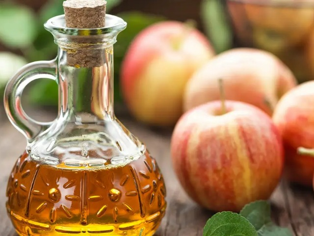 Giấm táo chứa chất gì mà nhiều tác dụng cho sức khỏe? Rủi ro ít biết khi dùng giấm táo
