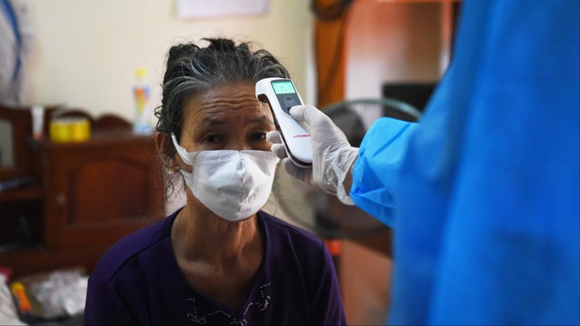 COVID-19 14/3: Ca dương tính tăng cao đột biến dẫn đến quá tải cục bộ, địa phương ứng phó khẩn - 2