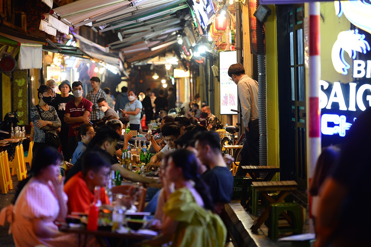 Tạ Hiện và một loạt phố ăn đêm ở Hà Nội nhộn nhịp trở lại sau 21h - 3