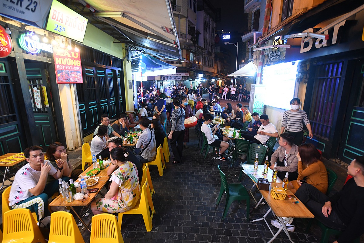 Tạ Hiện và một loạt phố ăn đêm ở Hà Nội nhộn nhịp trở lại sau 21h - 6