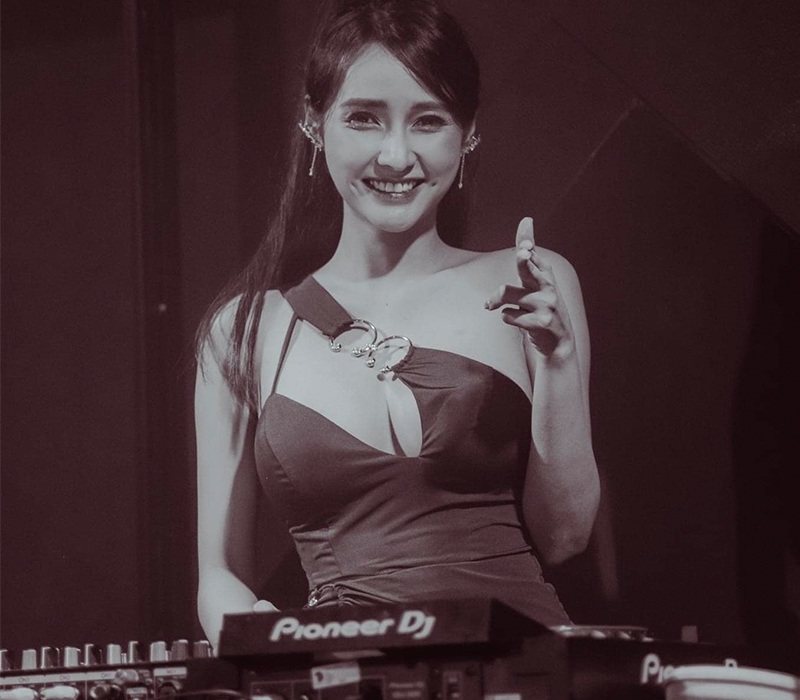 Ở Việt Nam, DJ là một trong những nghề cá kiếm hot. Các DJ chiếm phần đông là các bóng hồng xinh đẹp. Yenny Yến là một trong những nữ DJ sở hữu Instagram với gần 1 triệu người theo dõi.
