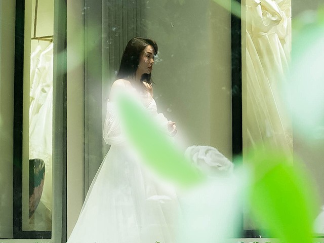 Nóng: Bắt gặp Minh Hằng thử hàng chục chiếc váy cưới hàng hiệu xa hoa, ngày lấy chồng tới rồi!