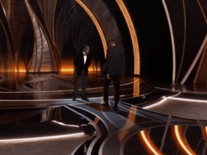 Oscar 2022: Will Smith đi đường quyền với đồng nghiệp trên sóng trực tiếp vì nhạo báng vợ anh