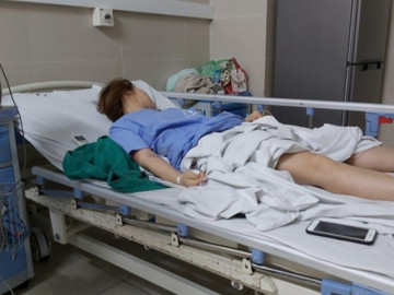 Nhập viện vì đau bụng dữ dội, người phụ nữ bàng hoàng khi bác sĩ lấy ra khối u nang buồng trứng nặng 4,5kg