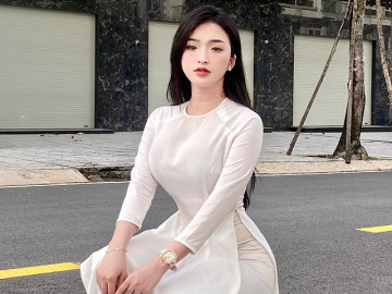 Entdeckte eine schöne und reinweiße Ao Dai-Studentin, ihre Hüften blühten mit einer schlanken Taille, die jemals in chinesischen Zeitungen erschien