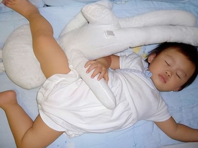 Vào mùa đông, chỉ cần sờ bộ phận này trên cơ thể trẻ là biết con lạnh hay nóng