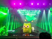“Cú Xanh” Duolingo mang đến màn trình diễn nhắc học bài đặc biệt cho những buổi tiệc cuối năm ở Việt Nam