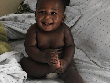 Em bé châu Phi được khen đẹp nhất thế giới, nhìn sang mẹ da đen mới ngã ngửa