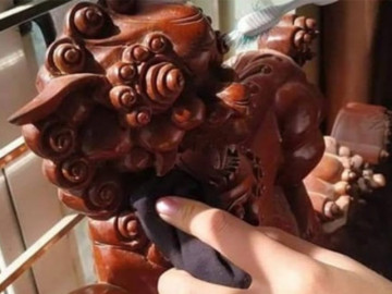Đau đầu vì lau bàn ghế gỗ trạm trổ, làm theo 4 bước này đảm bảo sạch bong sáng bóng lại nhàn tênh