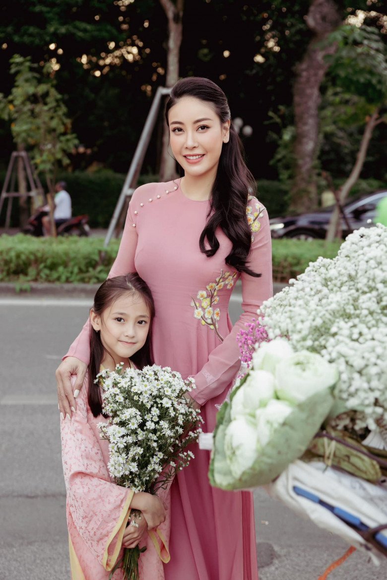 Nhìn con gái Hoa hậu Hà Kiều Anh diện áo dài dịu dàng xuống phố ...