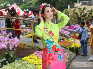 Nữ hoàng ảnh lịch Thanh Mai xinh đẹp dạo phố hoa xuân, hạnh phúc vì một năm khép lại nhiều niềm vui