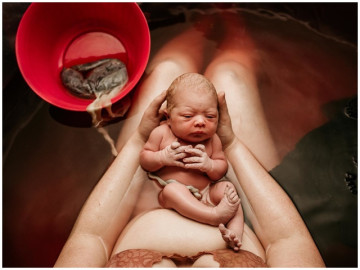 Loạt khoảnh khắc kỳ diệu đến nghẹt thở khi em bé chào đời trong môi trường nước