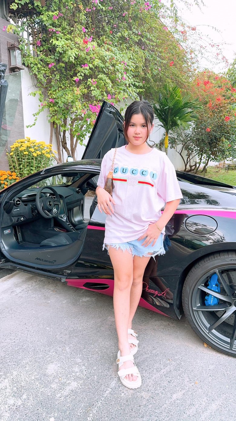 Đẳng cấp con gái Hoa hậu nhà 200 tỷ: Dạo phố sương sương bằng xe 7 tỷ, hàng hiệu từ đầu đến chân, xinh như người mẫu - 4