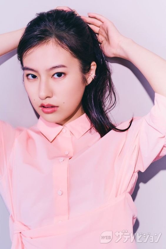 身長わずか 1 メートル 58、日本のエンターテイメント業界で有名な美しさは、今でも何百万人もの男性を恋に落ちさせます - 5