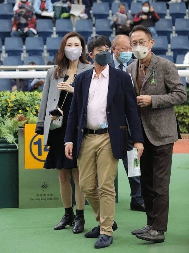 スター 24/7: 史上最も美しいミスの 11 歳の息子は、母親と同じくらいの身長ですが、お腹は父親よりも大きい - 3