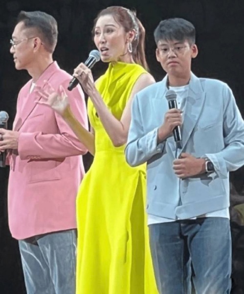 スター 24/7: 史上最も美しいミスの 11 歳の息子は、母親と同じくらいの身長ですが、お腹は父親よりも大きい - 4