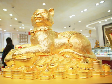 Xuất hiện mèo vàng khủng nặng 48kg, được làm từ hơn 1.279 lượng vàng 9999 trước ngày vía Thần Tài tại Hà Nội