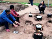 Xem ăn chơi - Ngôi làng ma thuật có lửa cháy trên mặt đất, dân làng mang nồi ra giữa đường nấu