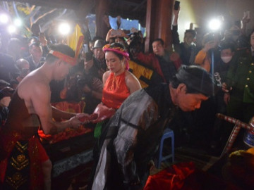 Trăm người vây kín miếu Đụ Đị để tận mắt chứng kiến cặp đôi làm chuyện ấy trong lễ Linh tinh tình phộc