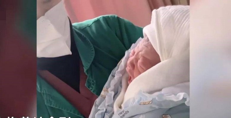 Sau ca mổ đẻ, y tá bế em bé ra trao cho người nhà thì phải sốc nặng ...