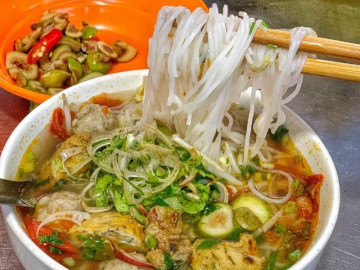 Quán bán món ăn xưa chỉ dành cho dân nghèo, nay thành đặc sản Nam Định đông khách nghìn nghịt, chỉ 10k/bát