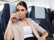 Xem ăn chơi - Tiếp viên hàng không khuyên bạn không nên ăn uống gì trên máy bay?