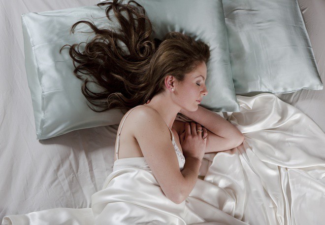 7 cách chăm sóc tóc uốn khi ngủ không bị mất nếp