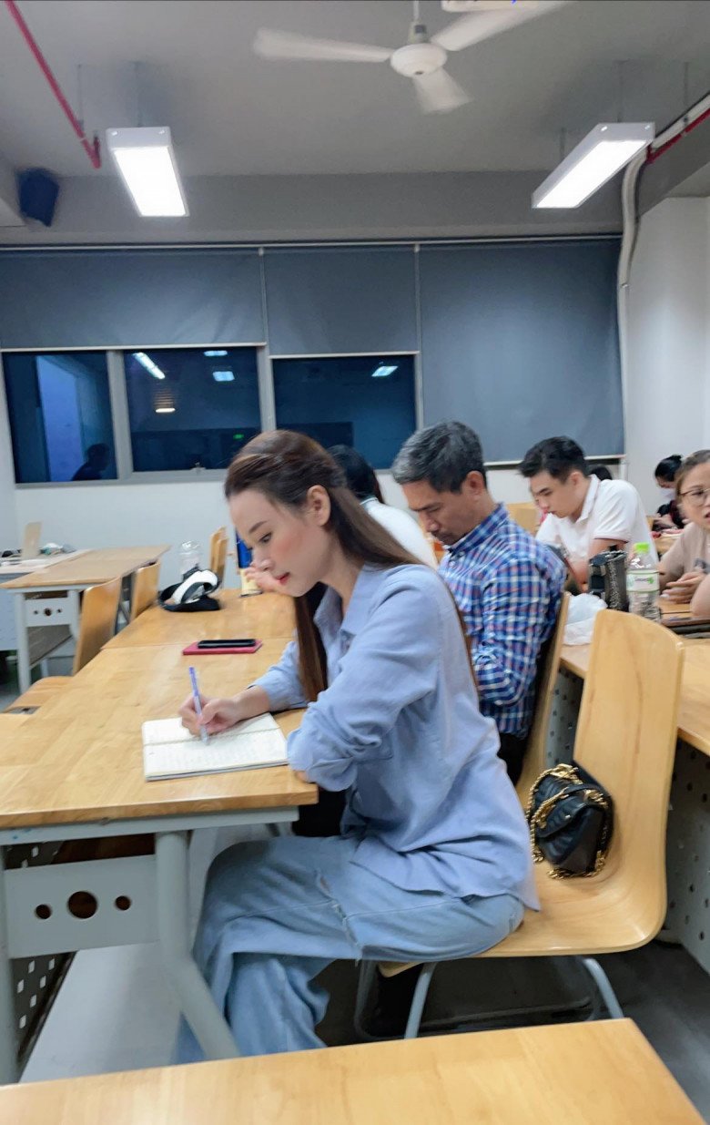 Giảng viên đại học nổi tiếng Vbiz đi giảng dạy lịch sự, đi ra phố ăn mặc như nhân vật 