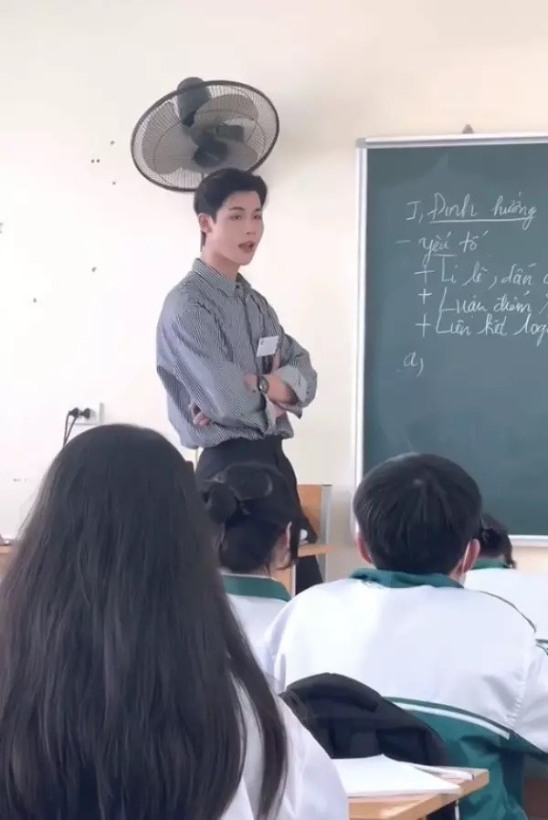 Phát hiện thầy giáo GenX gây sốt MXH, visual đã amp;#34;bùng nổamp;#34;, phong cách còn chuẩn soái ca như minh tinh màn ảnh - 2