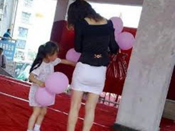Đến trường đón con tan học, tôi xấu hổ nghe bạn con hỏi: Mẹ cậu mặc quần lót đến trường à?