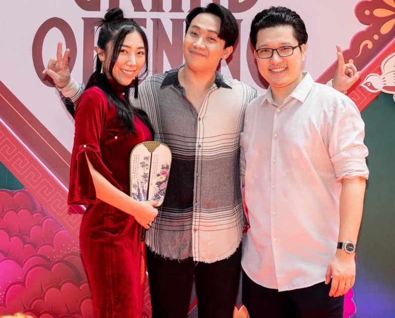 除了著名的演藝圈一姐Uyen An，Tran Thanh還有一個在香港結婚的姐姐，2個漂亮富家孩子的媽媽，12歲的餐廳老闆