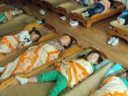 Con nói ngủ trưa ở trường rất thích, mẹ xem ảnh cô giáo gửi ngay lập tức xin chuyển trường
