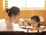 Nhà có con trai và con gái cùng tuổi mẫu giáo vẫn cho tắm chung, tôi thay đổi ngay khi nghe con hỏi một câu