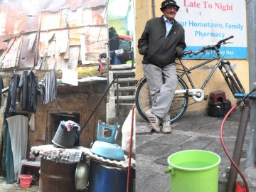 Gặp lại đôi vợ chồng hơn 40 năm sống trên nóc nhà vệ sinh giữa phố cổ Hà Nội: Ra đường bơm vá xe còn thích hơn ở nhà