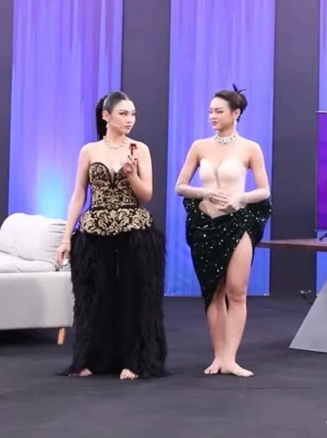 Danh tính cặp Á hậu là amp;#34;Nữ hoàng ảnh chếamp;#34; hot nhất cõi mạng, ăn mặc giống đi múa lân - 4