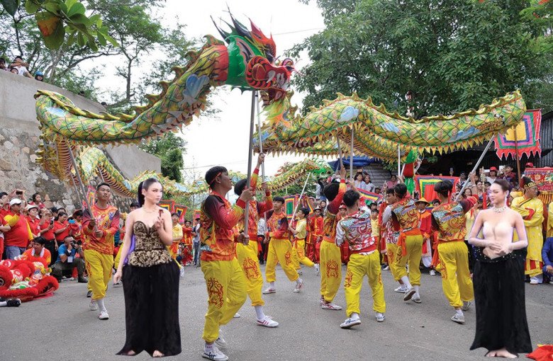 Danh tính cặp Á hậu là amp;#34;Nữ hoàng ảnh chếamp;#34; hot nhất cõi mạng, ăn mặc giống đi múa lân - 8