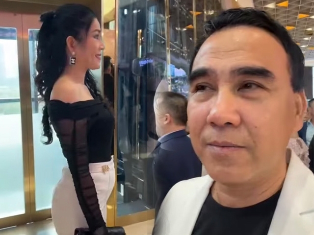 "Lên sóng" livestream, MC giàu nhất Việt Nam rõ nét phong trần, sắc vóc của vợ đẹp kém 2 tuổi quá kinh diễm