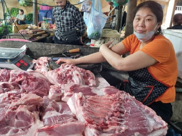 Lợn hơi giảm giá, người nuôi lỗ tiền triệu mỗi con nhưng giá thịt ngoài chợ vẫn cao