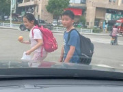 Làm mẹ - Bí mật đến đón con trai tan học để tạo niềm vui bất ngờ, người mẹ sững sờ khi bị bé ngó lơ vì một điều