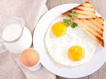 Bánh mỳ-trứng-sữa khi kết hợp sẽ có một cặp đôi hoàn hảo cho bữa sáng nhưng có một món đại kỵ nhiều người vẫn dùng