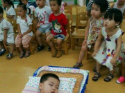 Làm mẹ - Cô giáo gửi ảnh con được cưng chiều ở trường mẫu giáo, mẹ nhìn thấy liền mắng, đòi chuyển trường