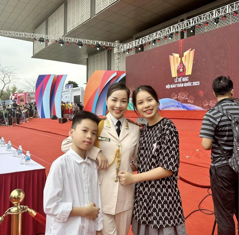Nữ trung uý đóng vai diễn chính Nhật Ký vàng Anh và làm BTV, amp;#34;lên sóngamp;#34; mặc quân phục, ngoài đời thì ăn diện như gái đôi mươi - 3